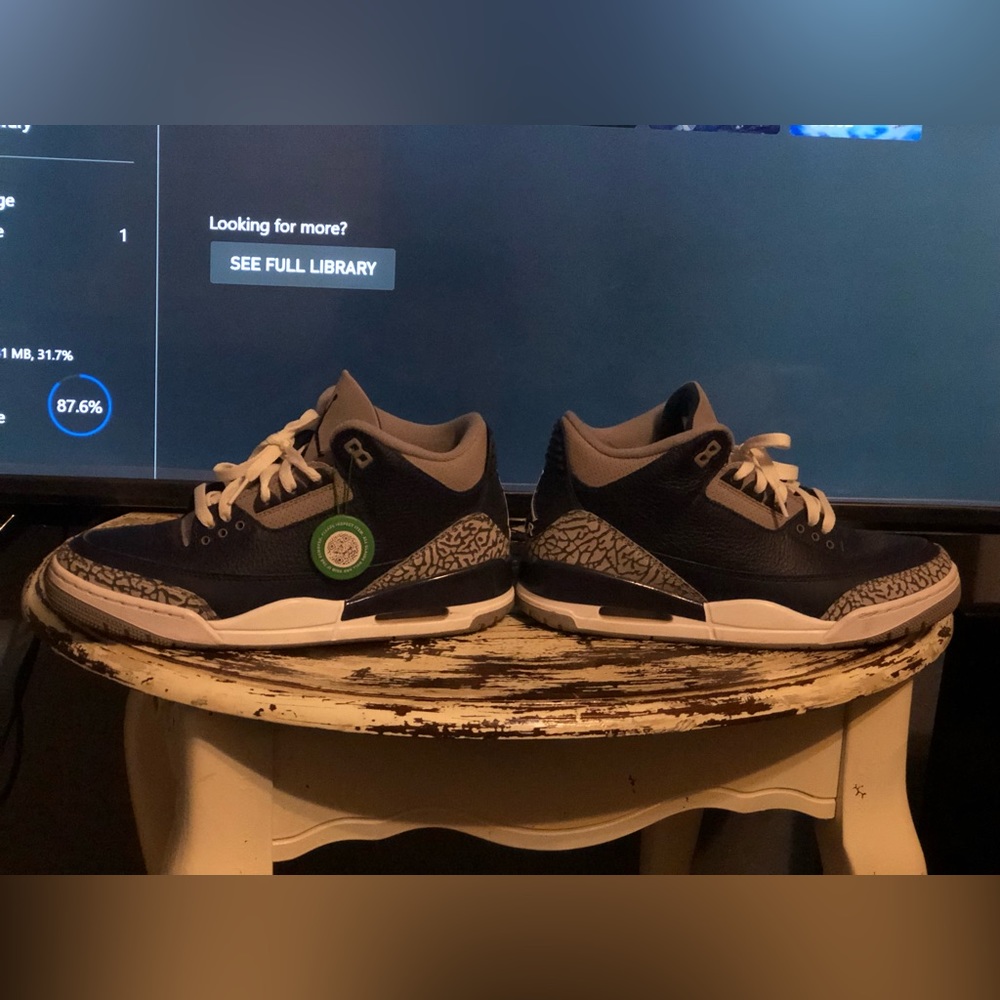 Some jordans 3